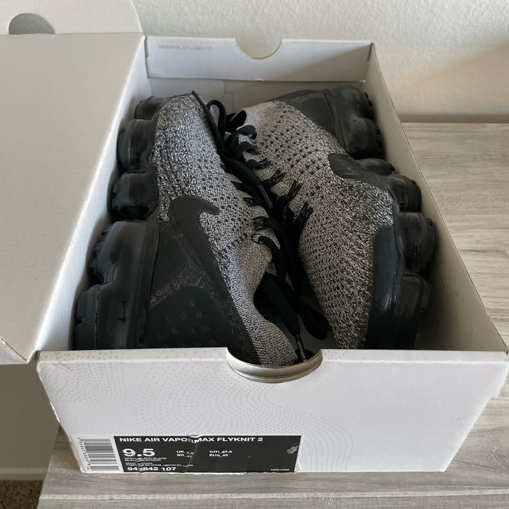 Nike Vapormax flyknit 2’ cookies and cream Men size 9.5 like new.